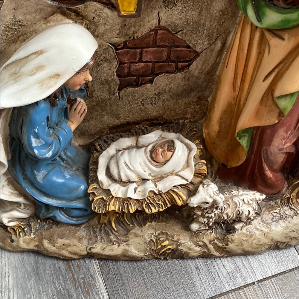 Traditional Nativity Scene with Blue and Brown Details - Picture 6 of 13